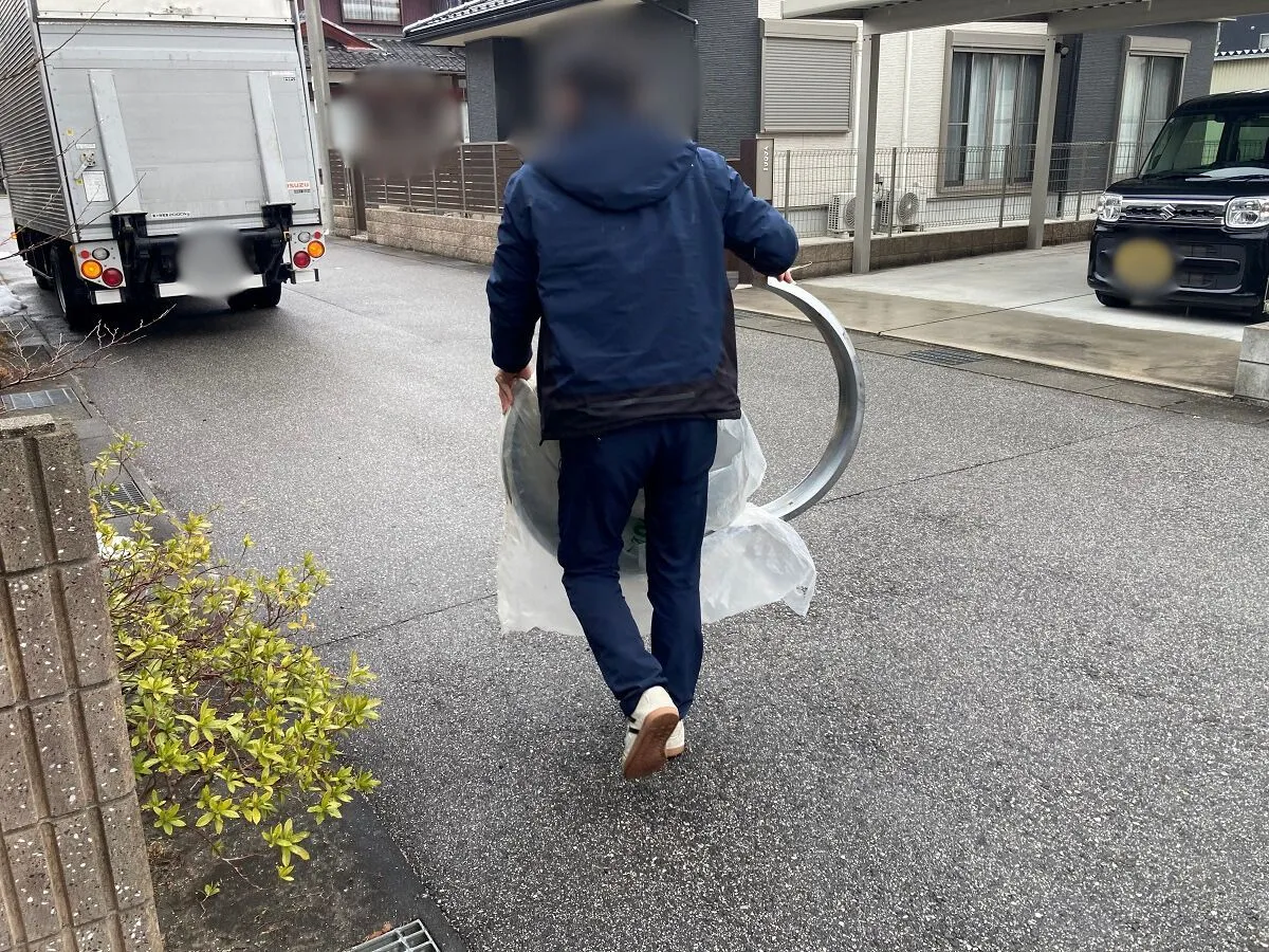 「6LDKの一戸建てから不要になったカー用品などを回収させていただきました」作業写真