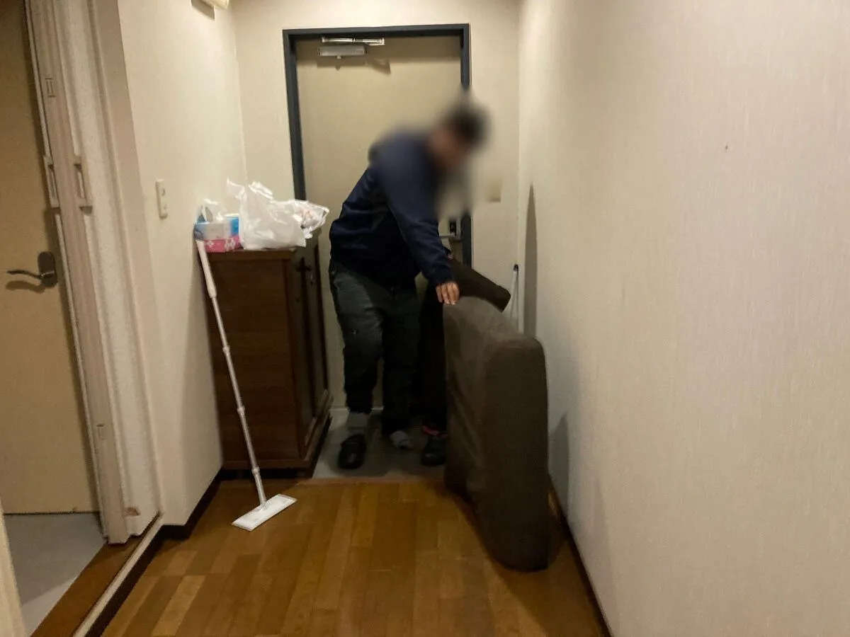 「1Rのマンションから不要になったソファを回収させていただきました」作業写真