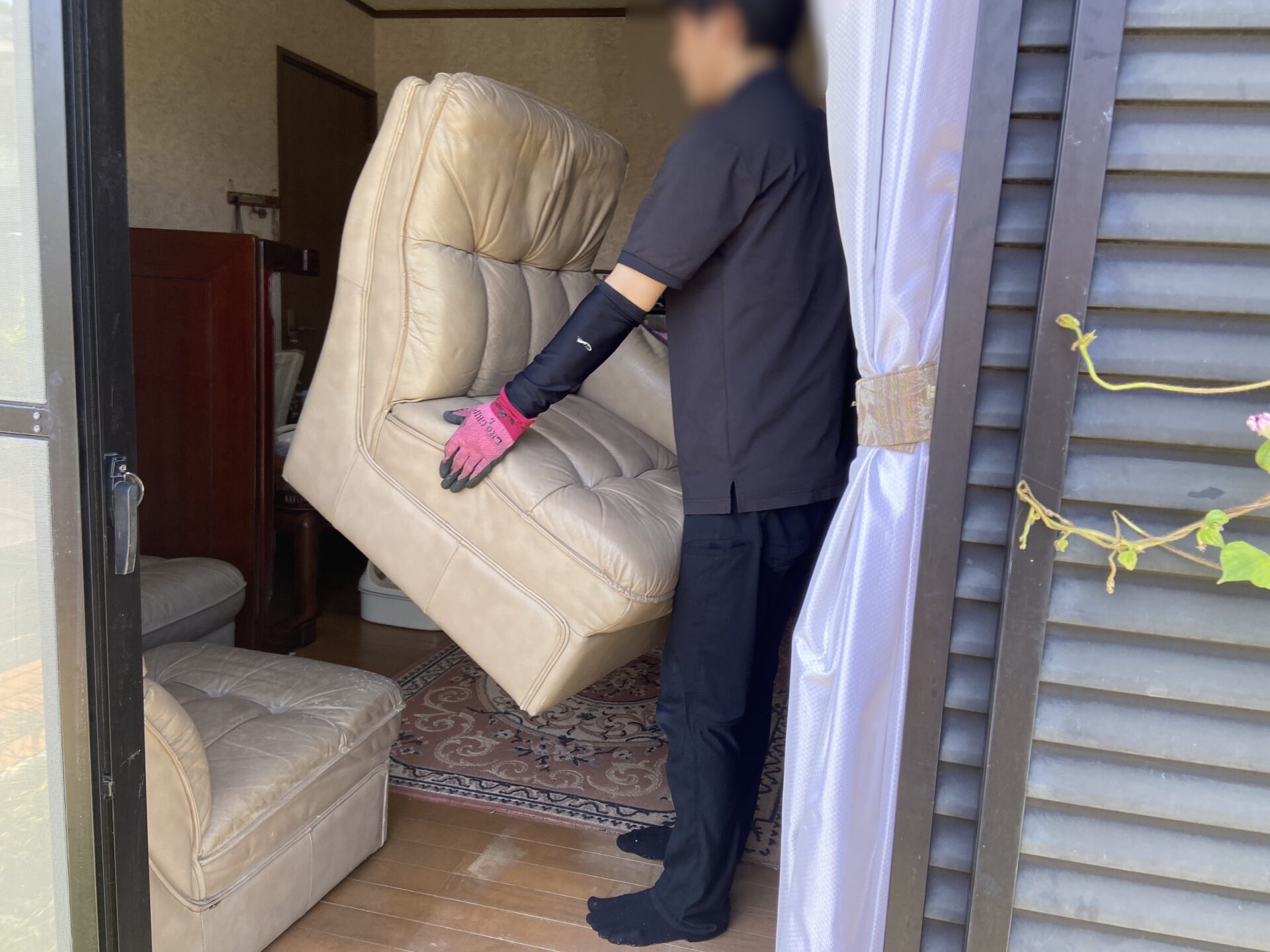 「6LDKの一戸建てからリビングで使われていたソファを回収しました」作業写真