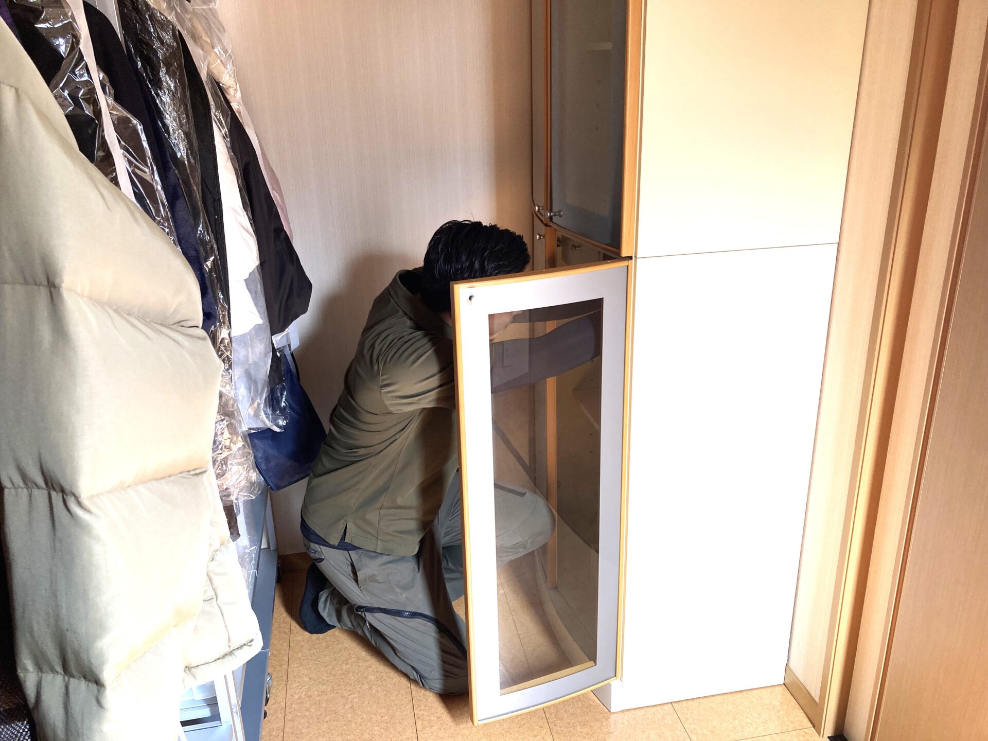 「7LDKの一戸建てから使わないでクローゼットに置いていた本棚を回収しました」作業写真