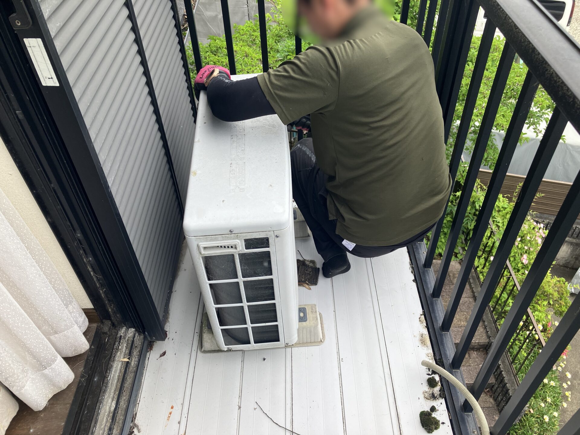 「戸建ての2階のお部屋からエアコン本体と室外機をお引き取りしました」作業写真
