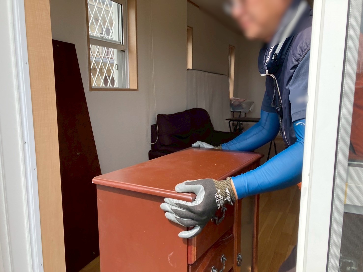 「新生活の準備に伴い不要になったソファや棚、机、ベッドなどを回収しました」作業写真