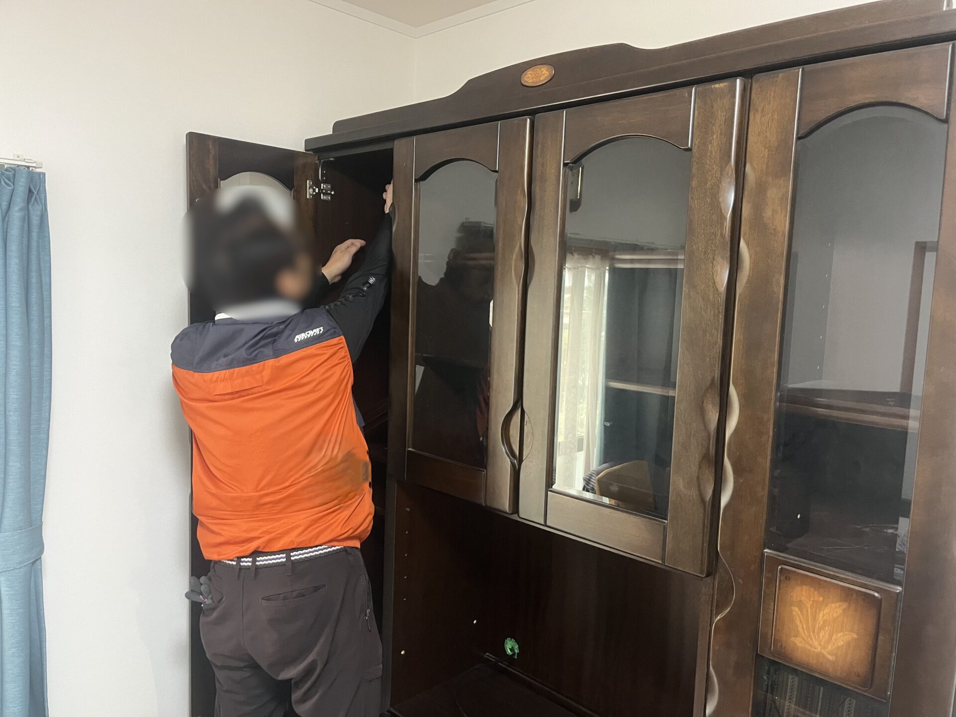 「生前整理として搬出が難しいテレビ台などをお引き取りしました」作業写真