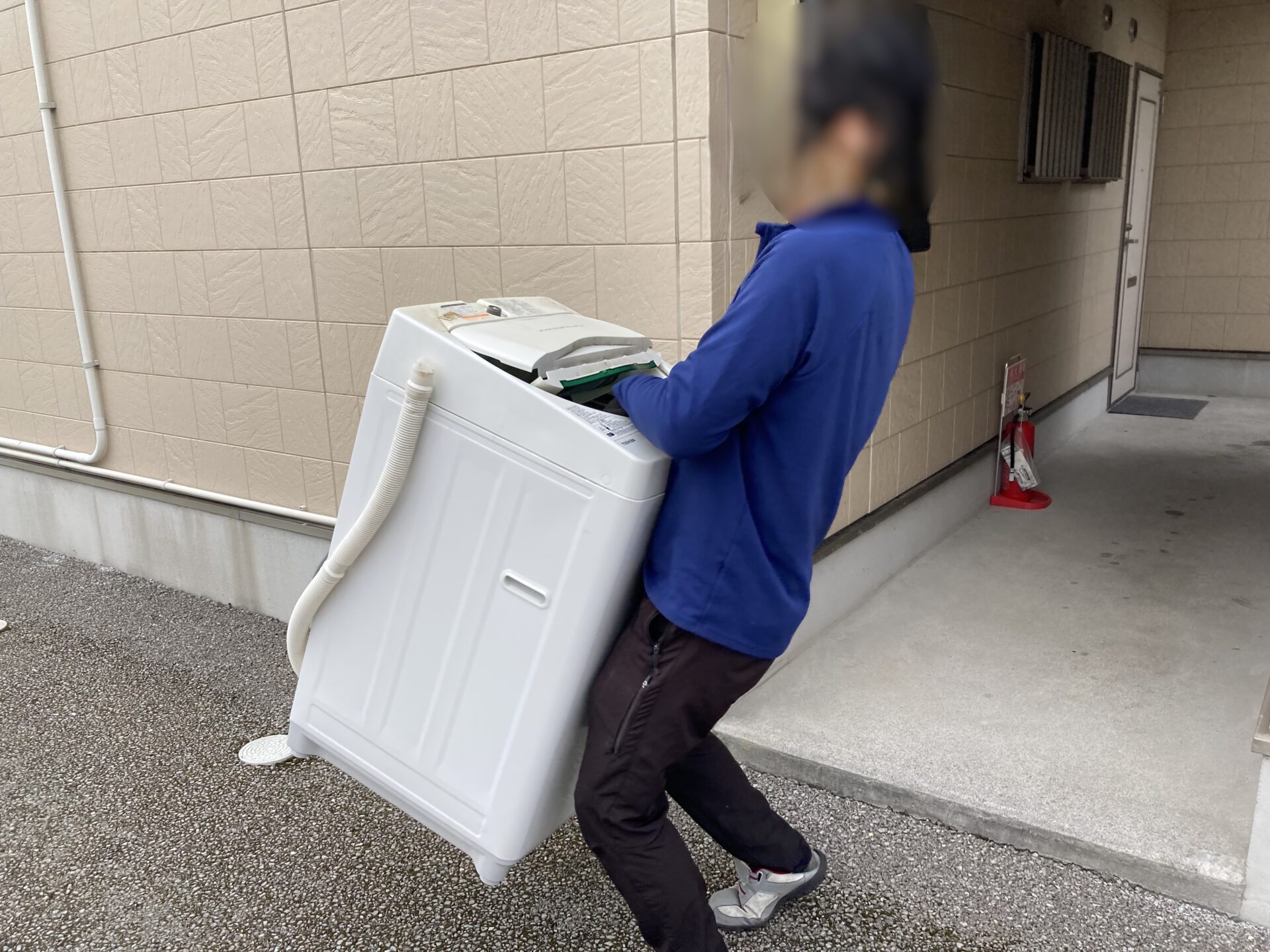 「ご結婚を機にお住まいで使用していた家具や家電を回収しました」作業写真
